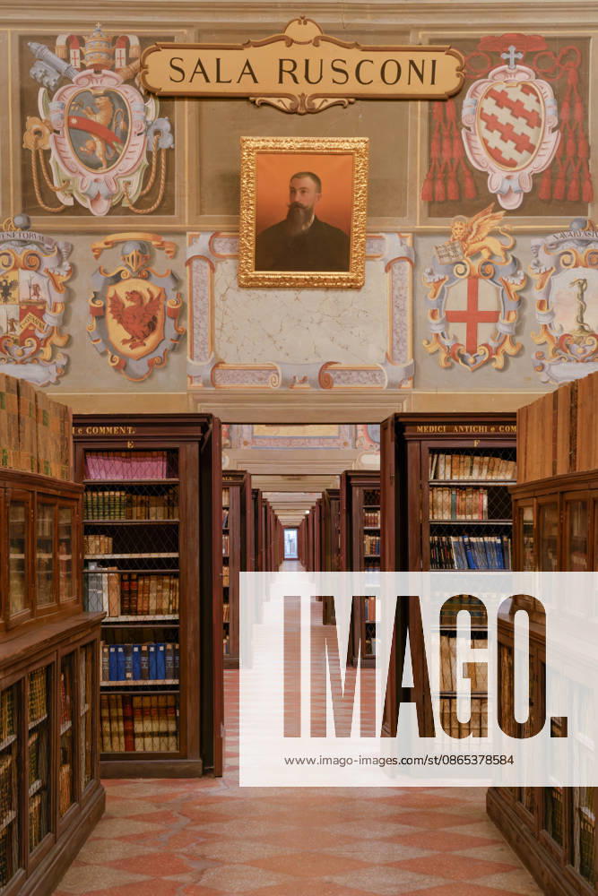 Historic library hall with long symmetrical rows of bookshelves Bologna, Emilia-Romagna, Italy R_CYCY260829-2117690-01 ,model released, Symbolfoto ,property released