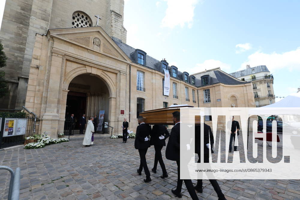 Nicolas Altmayer Funeral - Paris Coffin during the funeral of French film producer Nicolas Altmayer at Saint Germain des Pres church in Paris, France on August 31, 2026. He was the co-founder of Mandarin Compagnie, and died in a car accident with his partner, Dior executive Mathilde Favier on August 17, aged 61 and 57, respectively. Photo by Raphael Lafargue ABACAPRESS.COM Paris France