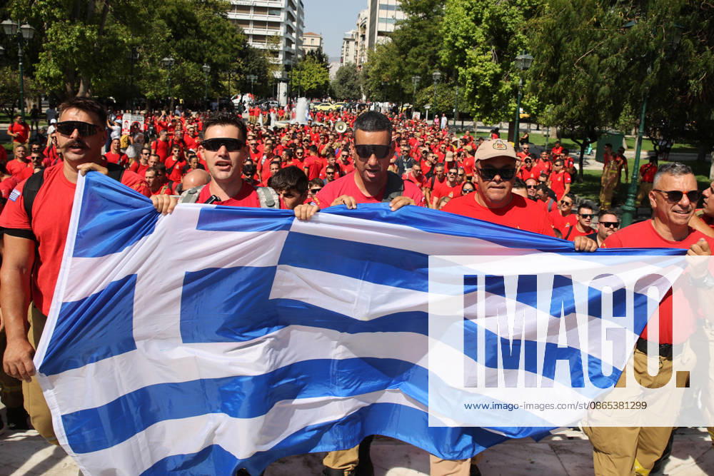 Seasonal firefighters rally in Athens demanding year-round employment ATHENS, GREECE - AUGUST 31: Seasonal firefighters gather at Syntagma Square in Athens during a demonstration demanding year-round employment, on August 31, 2026 in Athens, Greece. Firefighters traveled by bus from different parts of the country to take part in the protest in the Greek capital. Ayhan Mehmet Anadolu Athens Greece. Editorial use only. Please get in touch for any other usage.
