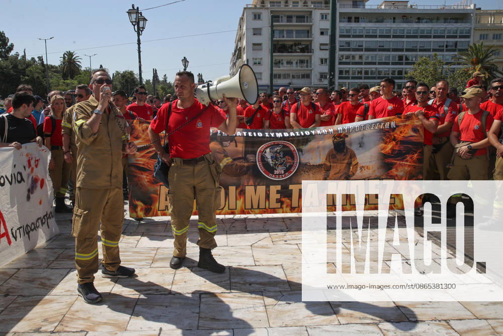 Seasonal firefighters rally in Athens demanding year-round employment ATHENS, GREECE - AUGUST 31: Seasonal firefighters gather at Syntagma Square in Athens during a demonstration demanding year-round employment, on August 31, 2026 in Athens, Greece. Firefighters traveled by bus from different parts of the country to take part in the protest in the Greek capital. Ayhan Mehmet Anadolu Athens Greece. Editorial use only. Please get in touch for any other usage.