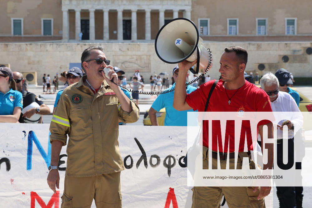 Seasonal firefighters rally in Athens demanding year-round employment ATHENS, GREECE - AUGUST 31: Seasonal firefighters gather at Syntagma Square in Athens during a demonstration demanding year-round employment, on August 31, 2026 in Athens, Greece. Firefighters traveled by bus from different parts of the country to take part in the protest in the Greek capital. Ayhan Mehmet Anadolu Athens Greece. Editorial use only. Please get in touch for any other usage.