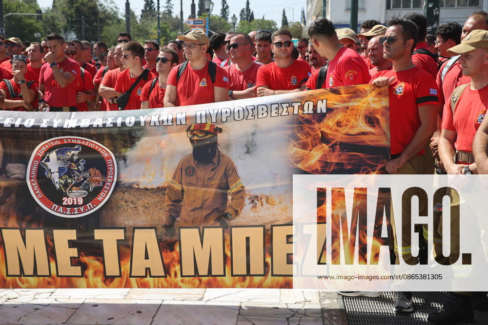 Seasonal firefighters rally in Athens demanding year-round employment ATHENS, GREECE - AUGUST 31: Seasonal firefighters gather at Syntagma Square in Athens during a demonstration demanding year-round employment, on August 31, 2026 in Athens, Greece. Firefighters traveled by bus from different parts of the country to take part in the protest in the Greek capital. Ayhan Mehmet Anadolu Athens Greece. Editorial use only. Please get in touch for any other usage.