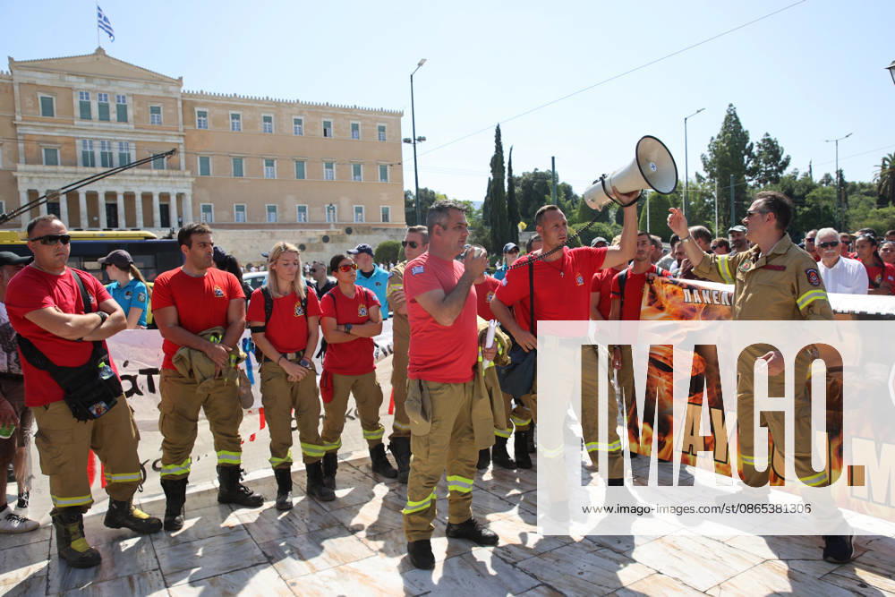 Seasonal firefighters rally in Athens demanding year-round employment ATHENS, GREECE - AUGUST 31: Seasonal firefighters gather at Syntagma Square in Athens during a demonstration demanding year-round employment, on August 31, 2026 in Athens, Greece. Firefighters traveled by bus from different parts of the country to take part in the protest in the Greek capital. Ayhan Mehmet Anadolu Athens Greece. Editorial use only. Please get in touch for any other usage.