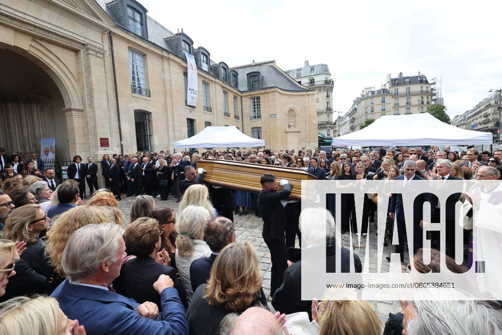 Nicolas Altmayer Funeral - Paris The coffin during the funeral of French film producer Nicolas Altmayer at Saint Germain des Pres church in Paris, France on August 31, 2026. He was the co-founder of Mandarin Compagnie, and died in a car accident with his partner, Dior executive Mathilde Favier on August 17, aged 61 and 57, respectively. Photo by Raphael Lafargue ABACAPRESS.COM Paris France