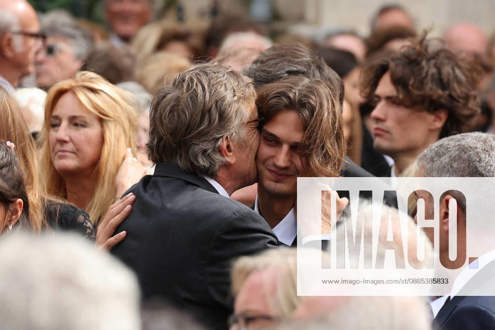 The children Roxane, Candice, Alice, and Felix Altmayer with Christian Altmayer Leaving Nicolas Altmayer’s funeral at the Church of Saint Germain des Prés in Paris on August 31, 2026 Dominique Jacovides Cyril Moreau Bestimage Leaving Nicolas Altmayer’s funeral at the Church of Saint Germain des Prés in Paris on August 31, 2026, Paris, France