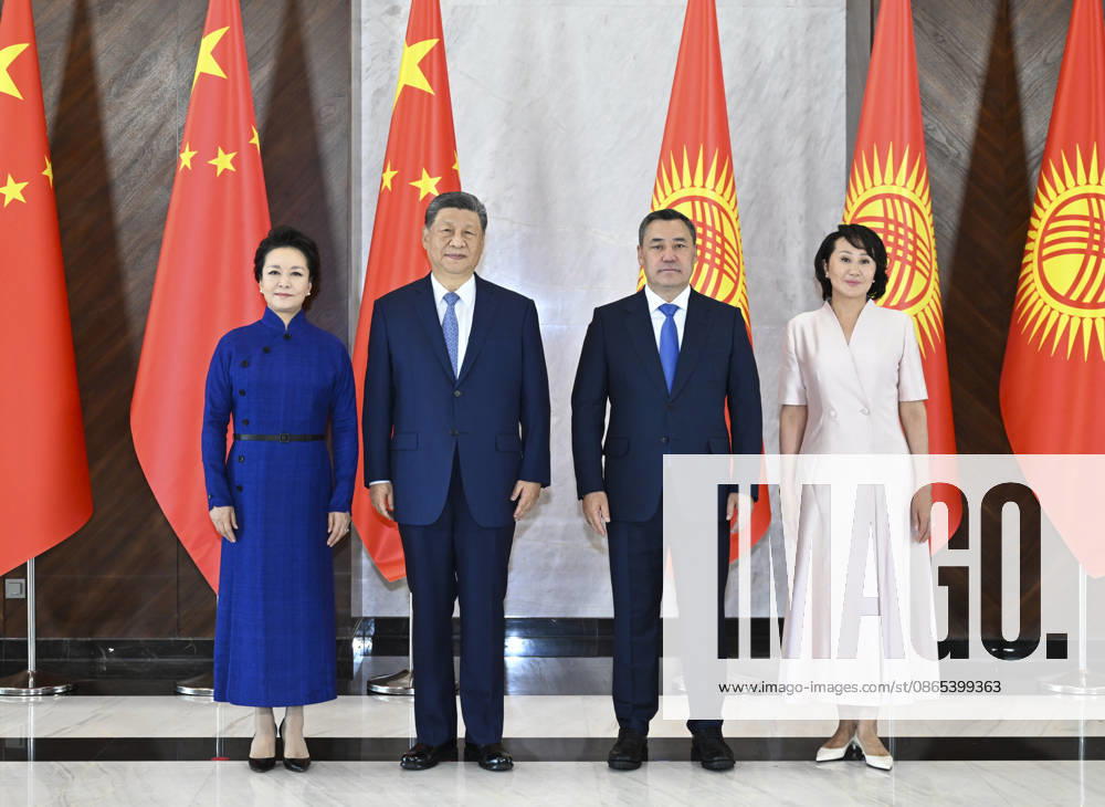 (260831) -- BISHKEK, Aug. 31, 2026 -- Chinese President Xi Jinping and his wife Peng Liyuan pose for a group photo with Kyrgyz President Sadyr Japarov and his wife Aigul Japarova in Bishkek, Kyrgyzstan, Aug. 31, 2026. Xi held talks with Japarov here on Monday. ) KYRGYZSTAN-BISHKEK-XI JINPING-KYRGYZ PRESIDENT-TALKS YanxYan