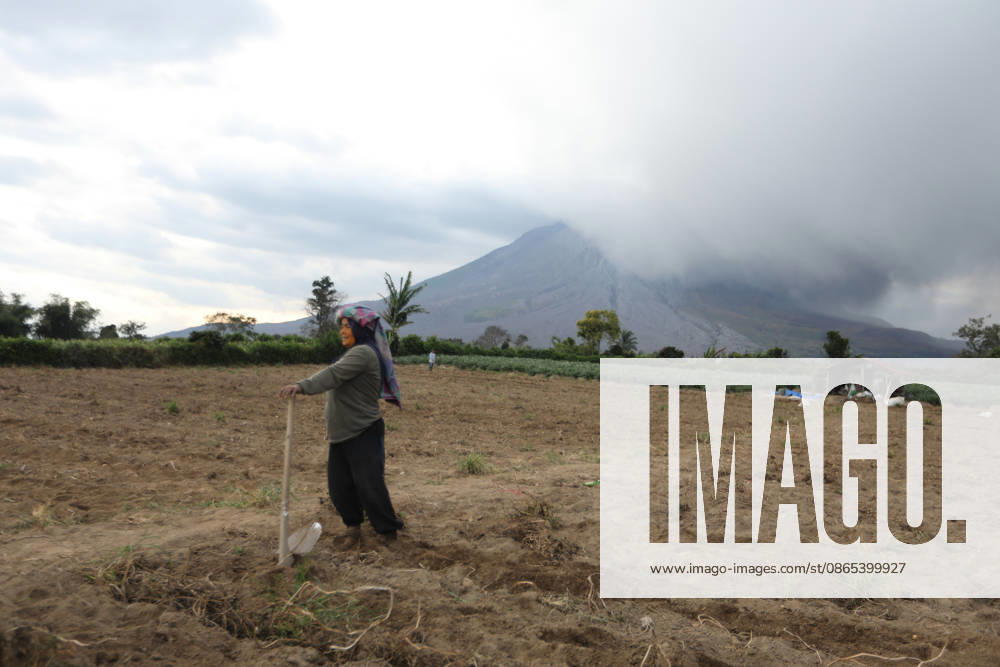 Indonesia s Sinabung volcano sends ash column 3.5 kilometers into the sky KARO, INDONESIA - AUGUST 31: A thick column of volcanic ash billows into the sky as Mount Sinabung continues to spew volcanic material in Karo Regency, North Sumatra, Indonesia, on August 31, 2026. The volcano erupted violently on Monday morning, sending ash clouds soaring approximately 3,500 meters (3.5 kilometers) above its summit, blanketing surrounding areas and prompting heightened monitoring by local authorities. Risky Cahyadi Anadolu Karo Indonesia. Editorial use only. Please get in touch for any other usage.