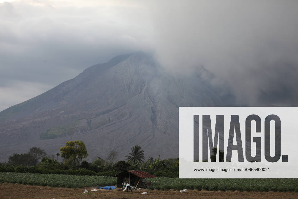 Indonesia s Sinabung volcano sends ash column 3.5 kilometers into the sky KARO, INDONESIA - AUGUST 31: A thick column of volcanic ash billows into the sky as Mount Sinabung continues to spew volcanic material in Karo Regency, North Sumatra, Indonesia, on August 31, 2026. The volcano erupted violently on Monday morning, sending ash clouds soaring approximately 3,500 meters (3.5 kilometers) above its summit, blanketing surrounding areas and prompting heightened monitoring by local authorities. Risky Cahyadi Anadolu Karo Indonesia. Editorial use only. Please get in touch for any other usage.