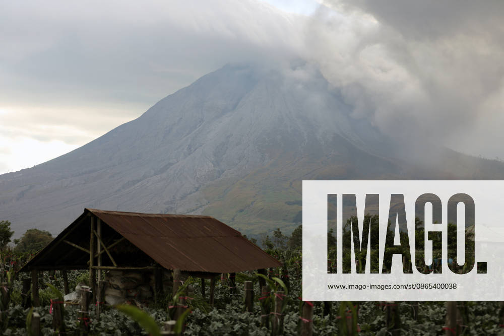 Indonesia s Sinabung volcano sends ash column 3.5 kilometers into the sky KARO, INDONESIA - AUGUST 31: A thick column of volcanic ash billows into the sky as Mount Sinabung continues to spew volcanic material in Karo Regency, North Sumatra, Indonesia, on August 31, 2026. The volcano erupted violently on Monday morning, sending ash clouds soaring approximately 3,500 meters (3.5 kilometers) above its summit, blanketing surrounding areas and prompting heightened monitoring by local authorities. Risky Cahyadi Anadolu Karo Indonesia. Editorial use only. Please get in touch for any other usage.
