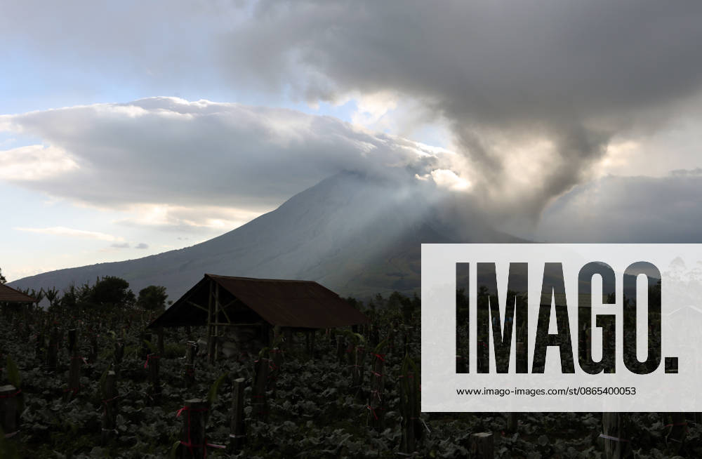 Indonesia s Sinabung volcano sends ash column 3.5 kilometers into the sky KARO, INDONESIA - AUGUST 31: A thick column of volcanic ash billows into the sky as Mount Sinabung continues to spew volcanic material in Karo Regency, North Sumatra, Indonesia, on August 31, 2026. The volcano erupted violently on Monday morning, sending ash clouds soaring approximately 3,500 meters (3.5 kilometers) above its summit, blanketing surrounding areas and prompting heightened monitoring by local authorities. Risky Cahyadi Anadolu Karo Indonesia. Editorial use only. Please get in touch for any other usage.
