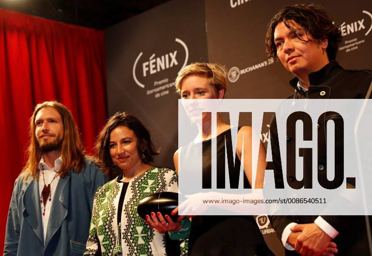 (L-R) Sebastían Celis, Cristina Gallego, Katrin Pors and Carlos Garcia, from the movie Pajaros de Verano (Lit. Birds of Summer) pose with the Fenix Award, in Mexico City, Mexico, 7 November 2018. Colombian film PAjaros de verano and Argentine Film Zama , which started as favorites of the Fenix Awards of Ibero-American films, did not disappoint and became the films with the highest number of awards in the fifth edition of the event. Fenix Awards of Ibero-American films !ACHTUNG: NUR REDAKTIONELLE NUTZUNG!