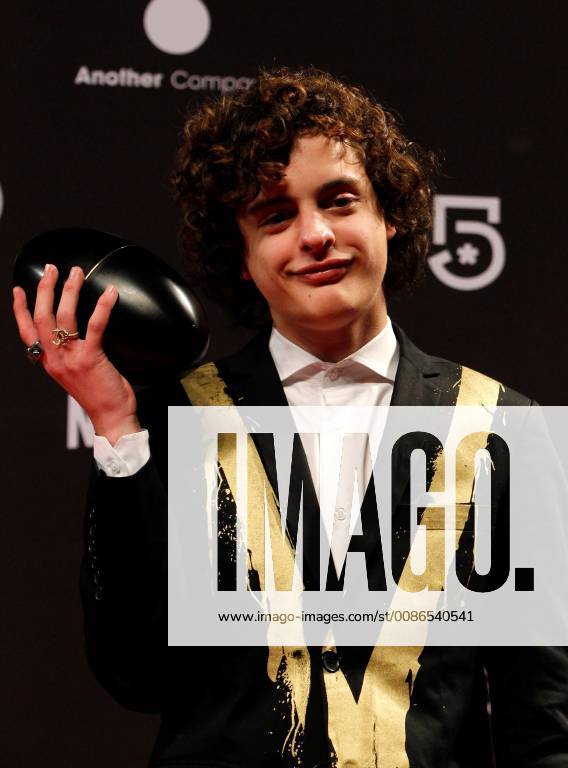 Argentinian actor Lorenzo Ferro with the Fenix Award, in Mexico City, Mexico, 7 November 2018. Colombian film PAjaros de verano and Argentine Film Zama , which started as favorites of the Fenix Awards of Ibero-American films, did not disappoint and became the films with the highest number of awards in the fifth edition of the event. Fenix Awards of Ibero-American films !ACHTUNG: NUR REDAKTIONELLE NUTZUNG!