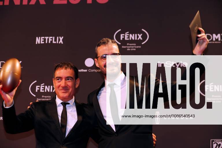 Television producer, writer, series creator, screenwriter and Spanish film director Alex Pina (L) and Spanish screenwriter Javier Gomez (R) with the Fenix Award, in Mexico City, Mexico, 7 November 2018. Colombian film PAjaros de verano and Argentine Film Zama , which started as favorites of the Fenix Awards of Ibero-American films, did not disappoint and became the films with the highest number of awards in the fifth edition of the event. Fenix Awards of Ibero-American films !ACHTUNG: NUR REDAKTIONELLE NUTZUNG!