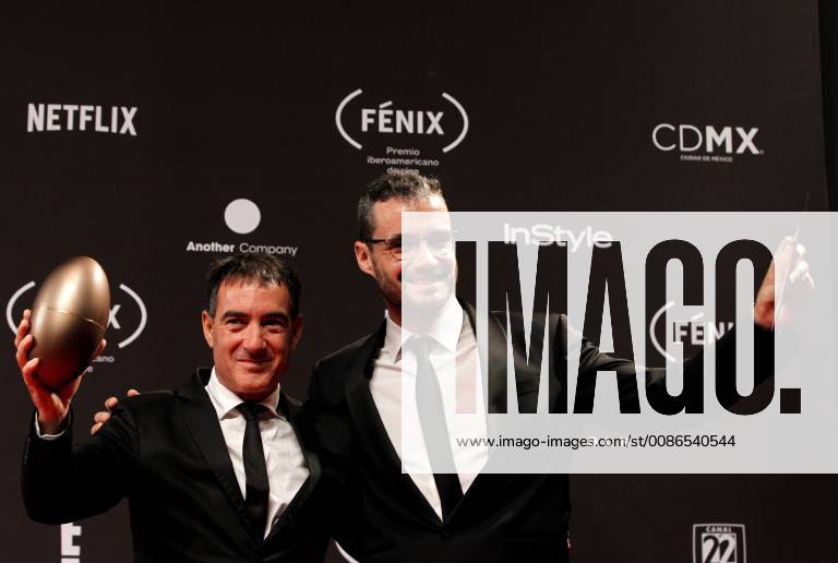 Television producer, writer, series creator, screenwriter and Spanish film director Alex Pina (L) and Spanish screenwriter Javier Gomez (R) with the Fenix Award, in Mexico City, Mexico, 7 November 2018. Colombian film PAjaros de verano and Argentine Film Zama , which started as favorites of the Fenix Awards of Ibero-American films, did not disappoint and became the films with the highest number of awards in the fifth edition of the event. Fenix Awards of Ibero-American films !ACHTUNG: NUR REDAKTIONELLE NUTZUNG!