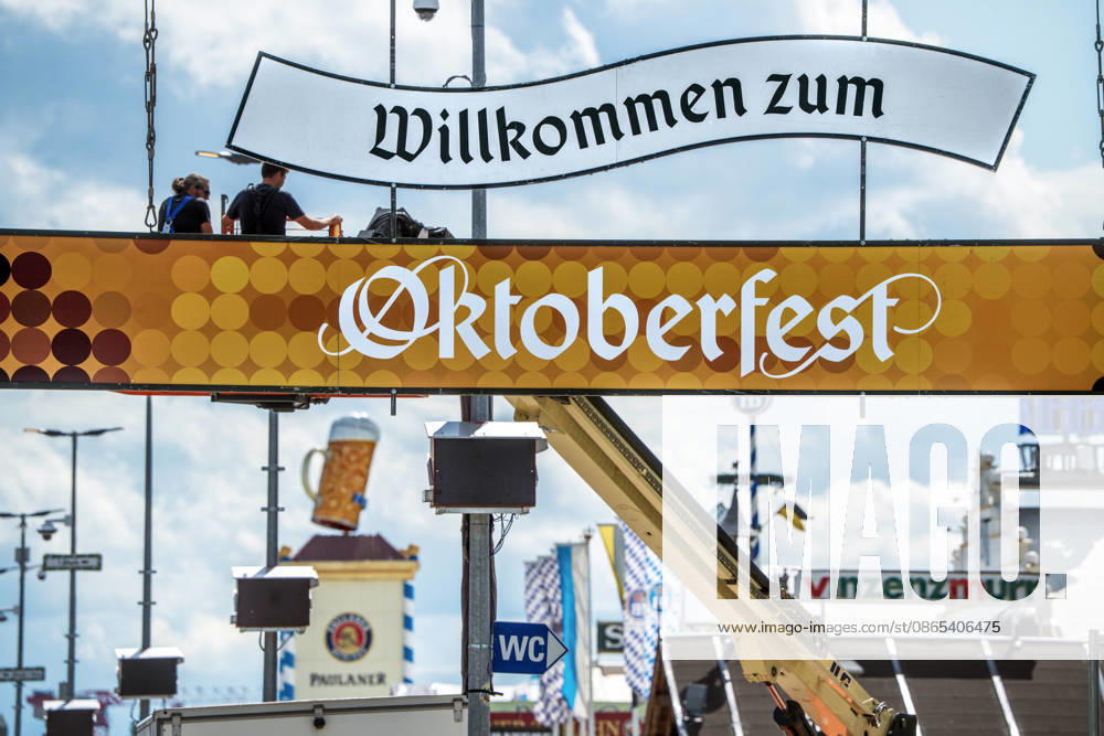 Welcome to Oktoberfest—final preparations are underway at the main entrance to Oktoberfest 2026, which begins in just under three weeks on September 19, Theresienwiese, Munich, August 31, 2026, Germany, Munich, August 31, 2026, Welcome to Oktoberfest, final preparations underway at the main entrance to Oktoberfest 2026, which begins in just under three w