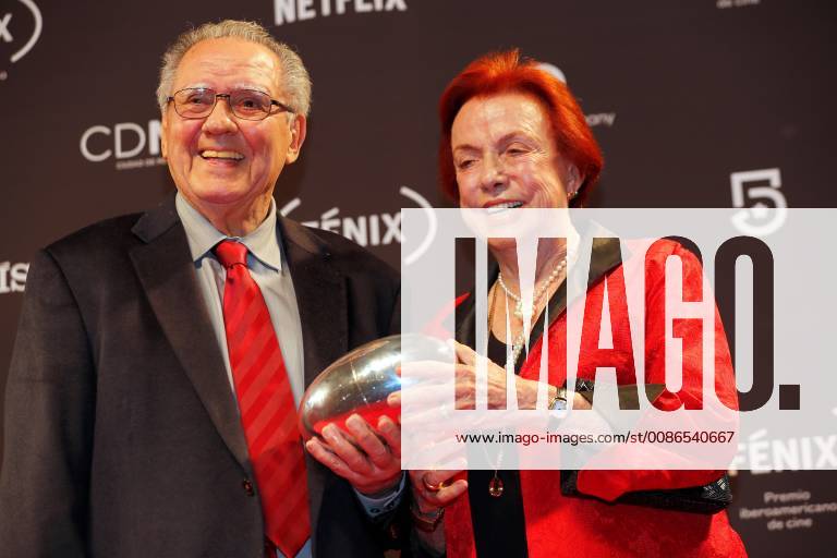 Brazilian producers Luis Carlos Barreto and Luci Barreto (R) with the Fenix Award, in Mexico City, Mexico, 7 November 2018. Colombian film PAjaros de verano and Argentine Film Zama , which started as favorites of the Fenix Awards of Ibero-American films, did not disappoint and became the films with the highest number of awards in the fifth edition of the event. Fenix Awards of Ibero-American films !ACHTUNG: NUR REDAKTIONELLE NUTZUNG!
