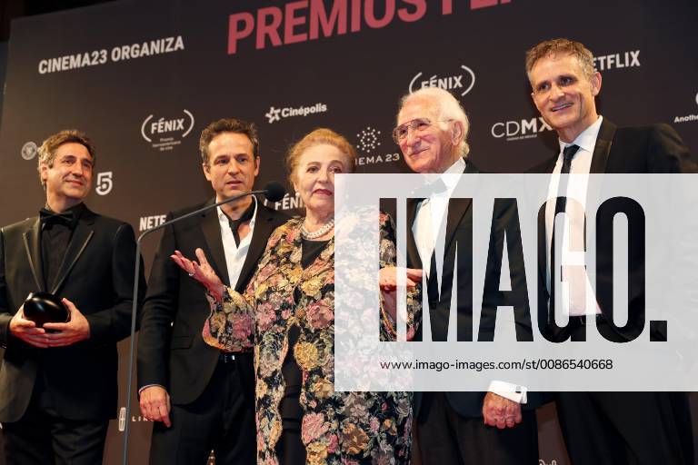 The cast of the Spanish documentary film Many children, a monkey and a castle with the Fenix Award, in Mexico City, Mexico, 7 November 2018. Colombian film PAjaros de verano and Argentine Film Zama , which started as favorites of the Fenix Awards of Ibero-American films, did not disappoint and became the films with the highest number of awards in the fifth edition of the event. Fenix Awards of Ibero-American films !ACHTUNG: NUR REDAKTIONELLE NUTZUNG!