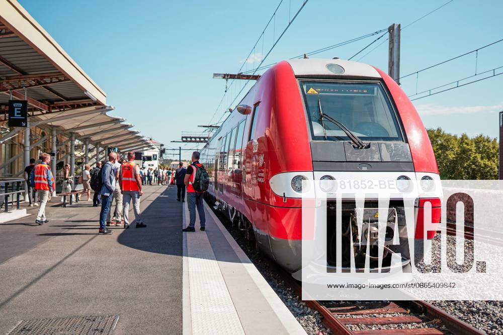 PHOTOPQR LE MIDI LIBRE MiKAEL ANISSET NIMES 08 31 2026 INAUGURATION OF FRANCE S FIRST BATTERY-POWERED ELECTRIC TRAIN AT THE NIMES SNCF STATION ALSTOM Inauguration, this Monday, August 31, at Nîmes Center Station, of France’s first battery-powered train between Nîmes and Vauvert. The trial is scheduled to last two years. This project, which saves 20% in energy, is the result of a partnership between SNCF Voyageurs, Alstom, and the Occitanie Region. This collaboration is part of a national program involving five regions in total, with a total investment of 41 million euros. Nîmes, Aug. 31: Inauguration of France’s first battery-electric train at Nîmes railway station (NIMES GARD), France