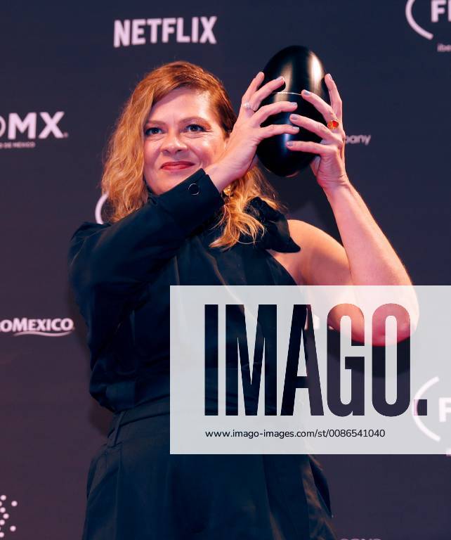 Brazilian art designer Renata Pinheiro with the Fenix Award, in Mexico City, Mexico, 7 November 2018. Colombian film PAjaros de verano and Argentine Film Zama , which started as favorites of the Fenix Awards of Ibero-American films, did not disappoint and became the films with the highest number of awards in the fifth edition of the event. Fenix Awards of Ibero-American films !ACHTUNG: NUR REDAKTIONELLE NUTZUNG!