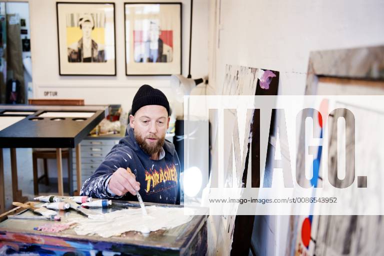 Kasper Eistrup i hans atelier i Koedbyen paa Vesterbro. Kasper Eistrup huskes af mange som forsanger i bandet Kashmir. De seneste aar har han koncentreret sig om billedkunsten, og 16. november indvies hans nye portraet af kronprins Frederik paa Frederiksborg Slot. Eistrup fortaeller om sine moeder med kronprinsen og tankerne bag portraettet. Det skriver Ritzau, torsdag den 8. november 2018.. , Copenhagen Hovedstaden Denmark
