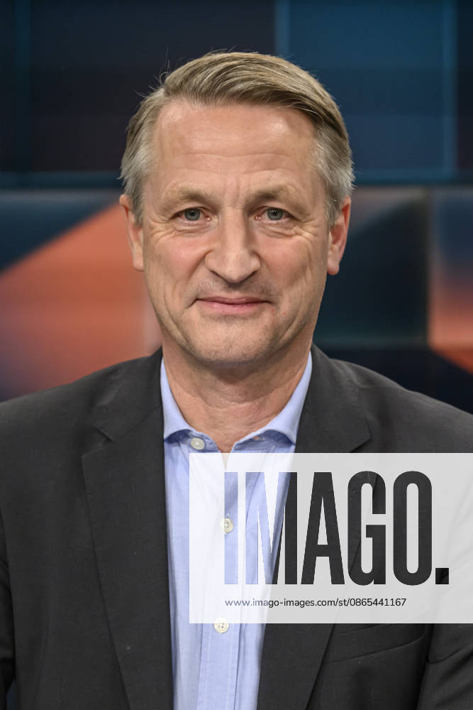 Pictured, from left: Nikolaus Blome, political editor at RTL and ntv and columnist for *Der Spiegel*, GER, Berlin; Tough but Fair political talk show, TV, format, with host Louis Klamroth, Das Erste, Topic: Ahead of the Elections in the East—Where Does the Frustration in the Country Come From?, August 31, 2026,
