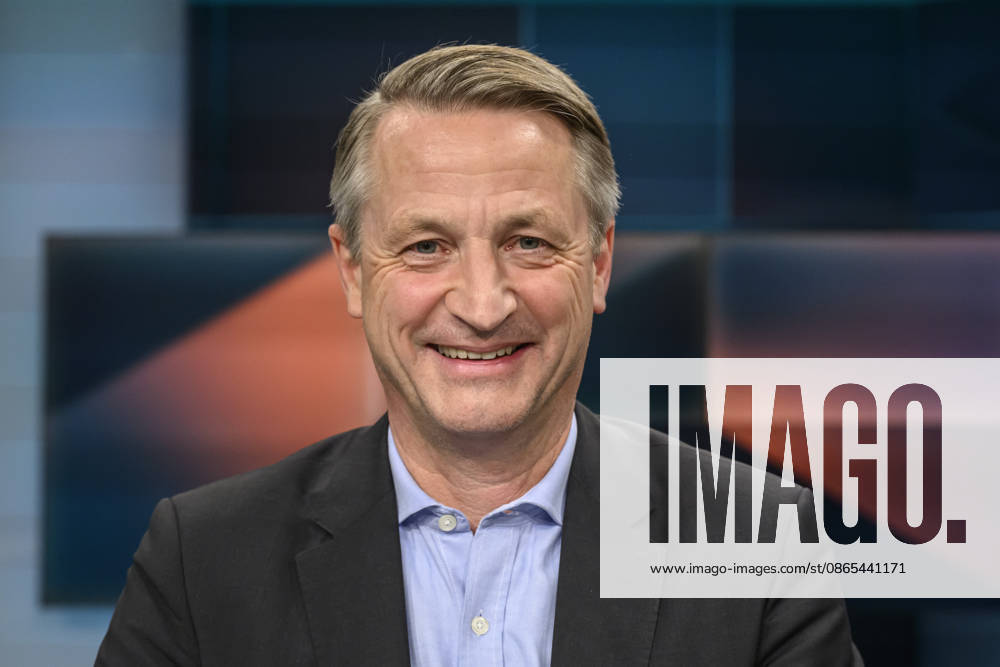 Pictured, from left: Nikolaus Blome, political editor at RTL and ntv and columnist for *Der Spiegel*, GER, Berlin; Tough but Fair political talk show, TV, format, with host Louis Klamroth, Das Erste, Topic: Ahead of the Elections in the East—Where Does the Frustration in the Country Come From?, August 31, 2026,