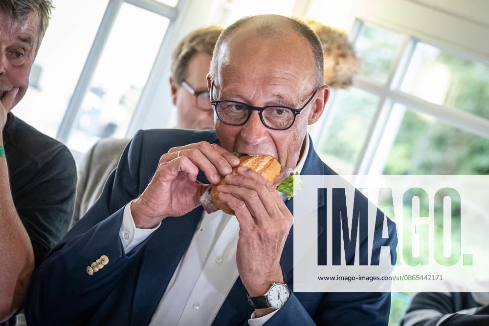 Eating a fish sandwich at the Fisch Hus fish shop on the beach promenade. Federal Chancellor Friedrich Merz eats a fish sandwich. The Federal Chancellor, who is also the CDU’s top candidate, is campaigning for the 2026 Mecklenburg-Western Pomerania state election in Kühlungsborn, Kühlungsborn, Mecklenburg-Western Pomerania, Germany LOCATION