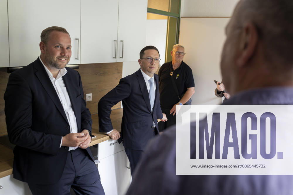 Robert Alferink, SPD mayoral candidate, and Falko Mohrs, Lower Saxony’s Minister of Science and Culture, in the kitchen of an apartment in the student housing complex on Sedanstraße in Osnabrück. Invitation to tour a housing complex operated by the Osnabrück Student Services Organization. August 31, 2026. SPD Osnabrück election campaign.