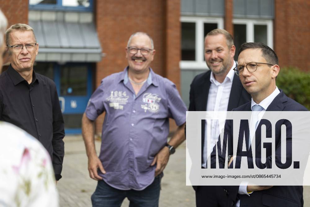 From left: Stefan Kobilke, Managing Director of the Osnabrück Student Services Organization; Rüdiger Hantke, Head of Construction and Operations at the Osnabrück Student Services Organization; Robert Alferink, SPD mayoral candidate, and Falko Mohrs, Lower Saxony’s Minister of Science and Culture, in Osnabrück. Invitation to tour a housing complex operated by the Osnabrück Stude