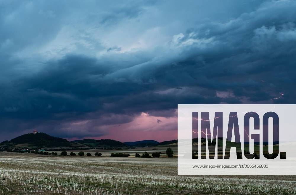 THUNDERSTORM OVER THURINGIA ** FOR **31 08 2026 Arnstadt A thunderstorm front moves across Thuringia in the evening, as seen here over the Veste Wachsenburg in the Ilm district. Photographed in Germany, Thuringia, Arnstadt. Copyright SaschaxFromm