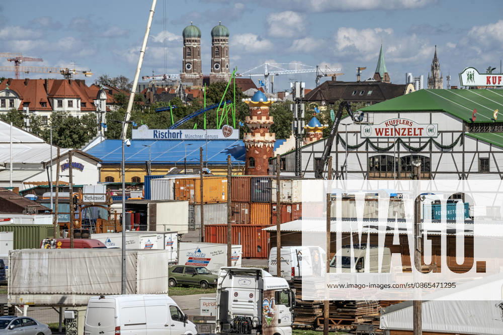 Oktoberfest Construction Site: Work is still in full swing everywhere, because the 2026 Oktoberfest kicks off in just under three weeks on September 19 at Theresienwiese, Munich, August 31, 2026 Germany, Munich, August 31, 2026, Oktoberfest construction