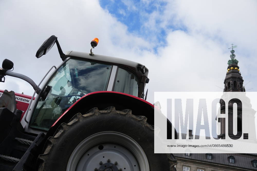 Denmark Farmers demonstrate against a fertilization law in front of the Danish Parliament, Christiansborg, in Copenhagen, Denmark, Tuesday, September 1, 2026. The organization Sust
