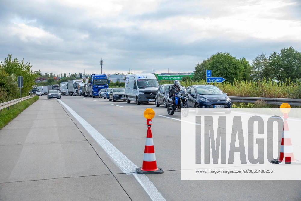 MotorradunfallA72 News ID: EN 2026-09-01 Stau und Sperrungen nach Unfällen auf A72 bei Stollberg: Motorradfahrer übersah Stauende und fuhr auf PKW auf Rettungshubschrauber im Einsatz und Sperrung der Autobahn Stollberg. Mehrere Unfälle haben am Dienstagmorgen für Staus und Sperrungen der A72 gesorgt. Betroffen waren am Morgen beide Fahrtrichtungen. Gegen kurz nach 8 Uhr war der Motorradfahrer mit seiner Suzuki auf der A72 in Richtung Hof unterwegs. Kurz vor der Ausfahrt Stollberg-West übersah der Biker ein nahendes Stauende und fuhr auf einem VW auf. Danach stürzte der Biker. Neben einem Rettungswagen und der Polizei, kamen auch die Freiwilligen Feuerwehren Stollberg, Niederdorf und Niederwürschnitz sowie der diensthaben