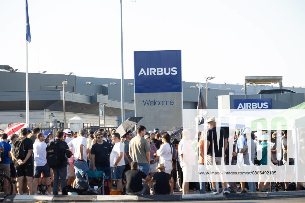 Airbus is set to undergo another round of mediation with the unions this Tuesday following the refusal to suspend the strike. Airbus workers gather outside the Getafe headquarters on September 1, 2026, in Getafe, Madrid, Spain. The Airbus workforce at the Getafe (Madrid), San Pablo, and Tablada (Seville) facilities has decided by a majority not to suspend the current indefinite strike following Monday’s vote at their respective assemblies, unlike employees in Illescas, Toledo, who voted last Friday to suspend the strike. A new mediation session between the company and the unions will take place this Tuesday at SIMA. SEPTEMBER 1, 2026 Jesús Hellí Getafe, Madrid Getafe, Madrid, Spain
