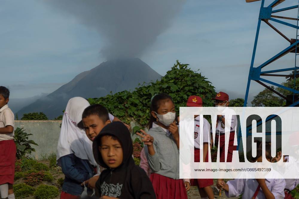 Schoolchildren wear masks as Mount Sinabung activity raises ash concerns KARO, NORTH SUMATRA, INDONESIA, SEPTEMBER 1, 2026: Schoolchildren wearing protective face masks travel to school in Gajah Village, Simpang Empat District, Karo Regency, North Sumatra, following renewed eruptive activity at Mount Sinabung on August 30. Residents are using masks as a precaution against exposure to volcanic ash. Mount Sinabung returned to activity in 2010 after centuries of dormancy and experienced repeated eruptions in the years that followed. Karo, North Sumatra Indonesia
