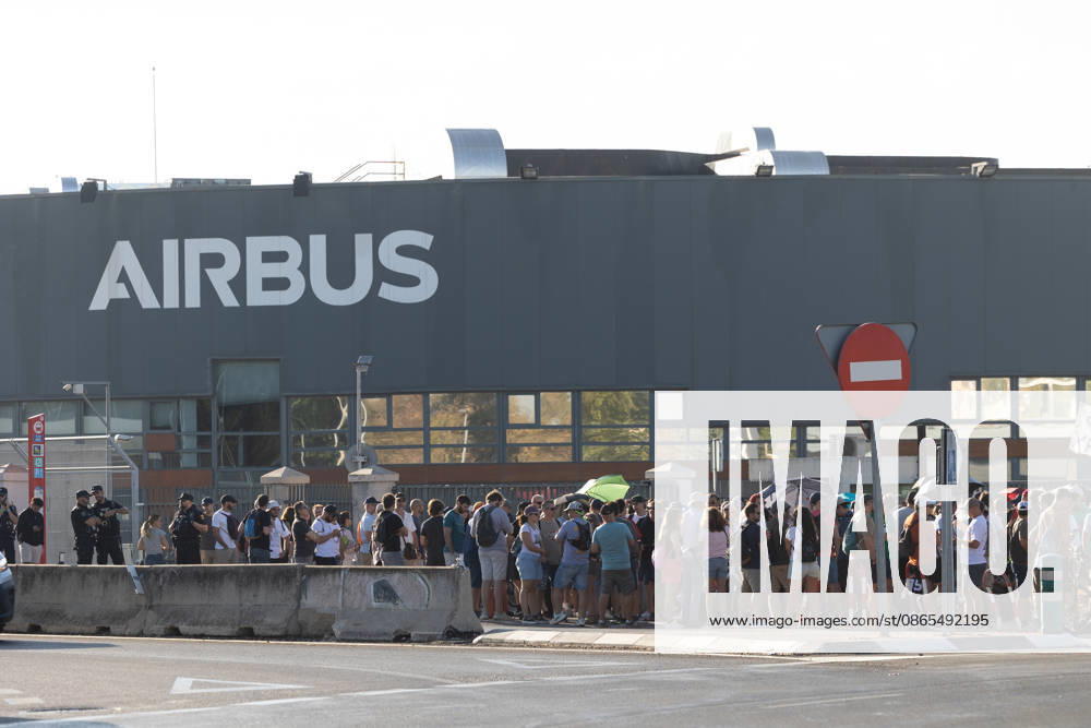 Airbus is set to undergo another round of mediation with the unions this Tuesday following the refusal to suspend the strike. Airbus workers gather outside the Getafe headquarters on September 1, 2026, in Getafe, Madrid, Spain. The Airbus workforce at the Getafe (Madrid), San Pablo, and Tablada (Seville) facilities has decided by a majority not to suspend the current indefinite strike following Monday’s vote at their respective assemblies, unlike employees in Illescas, Toledo, who voted last Friday to suspend the strike. A new mediation session between the company and the unions will take place this Tuesday at SIMA. SEPTEMBER 1, 2026 Jesús Hellí Getafe, Madrid Getafe, Madrid, Spain