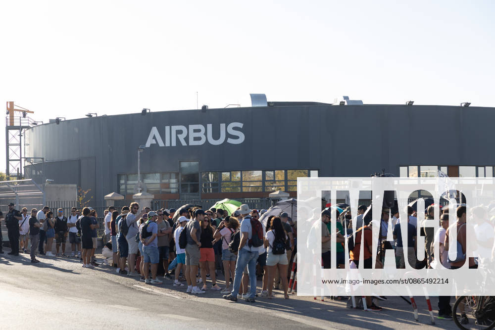 Airbus is set to undergo another round of mediation with the unions this Tuesday following the refusal to suspend the strike. Airbus workers gather outside the Getafe headquarters on September 1, 2026, in Getafe, Madrid, Spain. The Airbus workforce at the Getafe (Madrid), San Pablo, and Tablada (Seville) facilities has decided by a majority not to suspend the current indefinite strike following Monday’s vote at their respective assemblies, unlike employees in Illescas, Toledo, who voted last Friday to suspend the strike. A new mediation session between the company and the unions will take place this Tuesday at SIMA. SEPTEMBER 1, 2026 Jesús Hellí Getafe, Madrid Getafe, Madrid, Spain