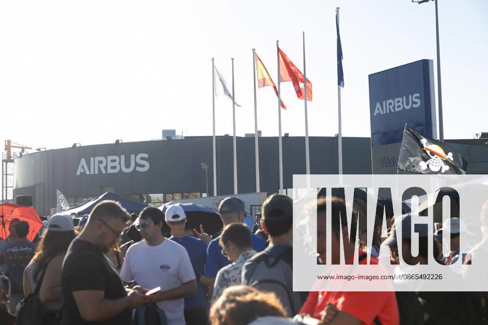 Airbus is set to undergo another round of mediation with the unions this Tuesday following the refusal to suspend the strike. Airbus workers gather outside the Getafe headquarters on September 1, 2026, in Getafe, Madrid, Spain. The Airbus workforce at the Getafe (Madrid), San Pablo, and Tablada (Seville) facilities has decided by a majority not to suspend the current indefinite strike following Monday’s vote at their respective assemblies, unlike employees in Illescas, Toledo, who voted last Friday to suspend the strike. A new mediation session between the company and the unions will take place this Tuesday at SIMA. SEPTEMBER 1, 2026 Jesús Hellí Getafe, Madrid Getafe, Madrid, Spain