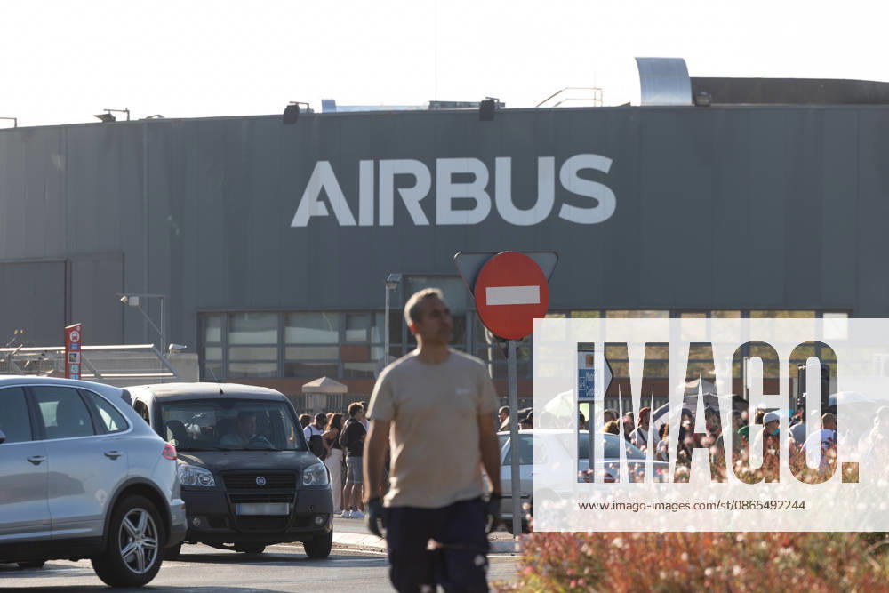 Airbus is set to undergo another round of mediation with the unions this Tuesday following the refusal to suspend the strike. Airbus workers gather outside the Getafe headquarters on September 1, 2026, in Getafe, Madrid, Spain. The Airbus workforce at the Getafe (Madrid), San Pablo, and Tablada (Seville) facilities has decided by a majority not to suspend the current indefinite strike following Monday’s vote at their respective assemblies, unlike employees in Illescas, Toledo, who voted last Friday to suspend the strike. A new mediation session between the company and the unions will take place this Tuesday at SIMA. SEPTEMBER 1, 2026 Jesús Hellí Getafe, Madrid Getafe, Madrid, Spain