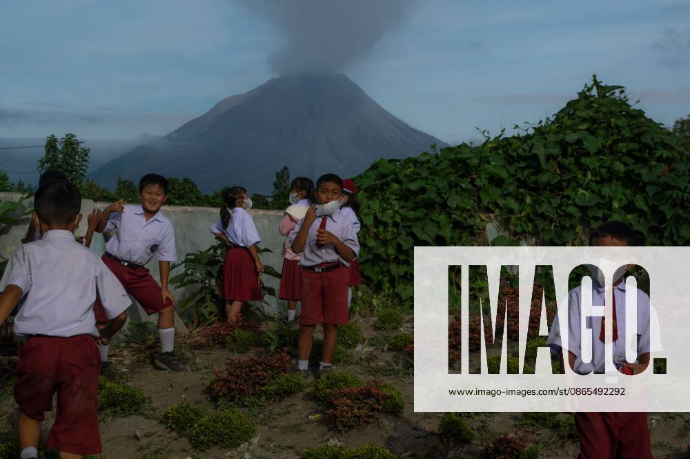 Schoolchildren wear masks as Mount Sinabung activity raises ash concerns KARO, NORTH SUMATRA, INDONESIA, SEPTEMBER 1, 2026: Schoolchildren wearing protective face masks travel to school in Gajah Village, Simpang Empat District, Karo Regency, North Sumatra, following renewed eruptive activity at Mount Sinabung on August 30. Residents are using masks as a precaution against exposure to volcanic ash. Mount Sinabung returned to activity in 2010 after centuries of dormancy and experienced repeated eruptions in the years that followed. Karo, North Sumatra Indonesia