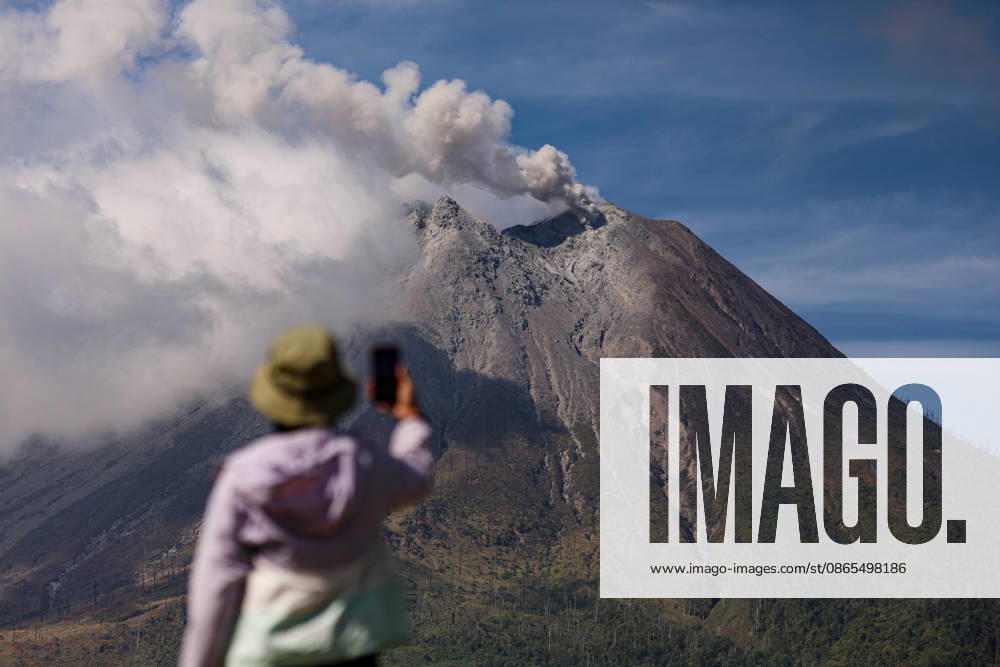 Volcanic activity continues at Mount Sinabung following massive eruption KARO, INDONESIA - SEPTEMBER 1: Volcanic activity continues at Mount Sinabung as it spews volcanic material in Karo Regency, North Sumatra, Indonesia, on September 1, 2026. Following a massive eruption on August 31 that sent a thick column of volcanic ash approximately 3,500 meters (3.5 kilometers) above its summit, the ongoing ashfall and atmospheric disruptions led to the cancellation of 21 flights to and from Kualanamu International Airport. Risky Cahyadi Anadolu Karo Indonesia. Editorial use only. Please get in touch for any other usage.
