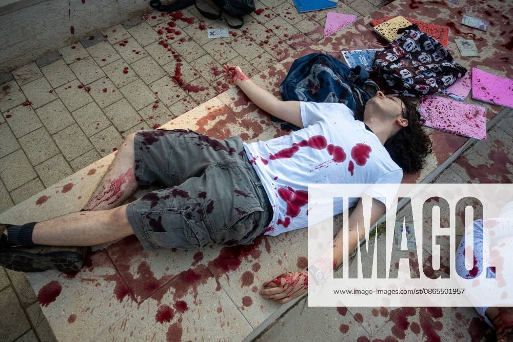 Israeli youth stage ˜Die-In protest against military conscription in Ramat Gan RAMAT GAN, ISRAEL, SEPTEMBER 1, 2026: Youth activists lie on the ground during a Die-In protest at Blich High School in Ramat Gan organized by activists from the We Refuse initiative and the Mesarvot refusal network. The demonstration called for refusal of compulsory military service and criticized what participants described as the involvement of Israels education system in preparing students for military service. ramat gan Israel