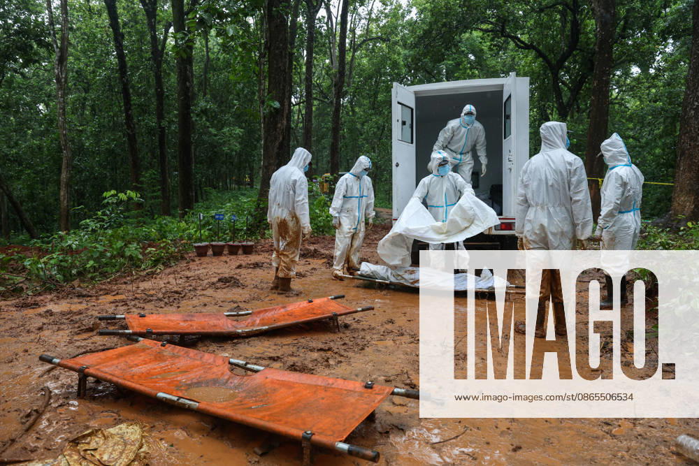 Nepali authorities bury flash flood victims in mass grave, as death toll crosses 1,000 CHITWAN, NEPAL - SEPTEMBER 01: Nepali police personnel transfer unidentifiable bodies of flash flood victims to a mass grave inside a forest, in Chitwan, Nepal, on September 1, 2026. While rescue efforts are still under way, the death toll from the apocalyptic flash flood in areas near the Nepal-China border has risen to over 1,000, with thousands of locals and foreign nationals remain missing, including those from the United States, Australia, China, South Korea, Ukraine, Japan and Germany. Daniel Ceng Anadolu Chitwan Nepal. Editorial use only. Please get in touch for any other usage.