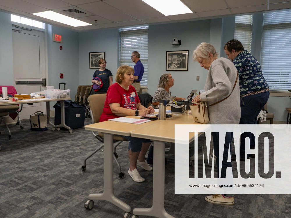 Voters check in to vote in Massachusetts primary election. Registered Republicans or Democrats must vote their partys ballot in the primary. Unenrolled voters can vote in either primary. South Dennis USA - ZUMAd155 20260901_znp_d155_004