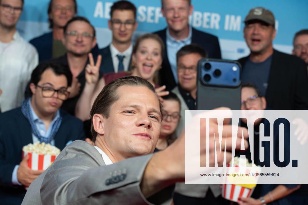 Max von der GROEBEN, actor, takes a selfie with his fellow actors in the background; red carpet; red carpet show; arrival; film premiere of *DAS GEWISSE ETWAS* on September 1, 2026, at the Cinedom cinema in Cologne,