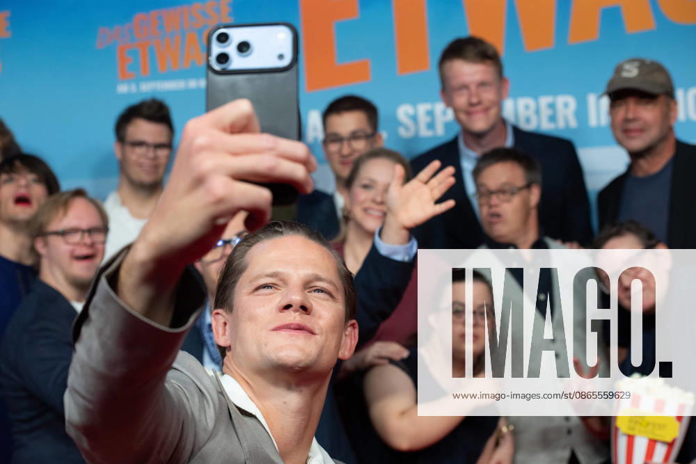 Max von der GROEBEN, actor, takes a selfie with his fellow actors in the background; red carpet; red carpet show; arrival; film premiere of *DAS GEWISSE ETWAS* on September 1, 2026, at the Cinedom cinema in Cologne,