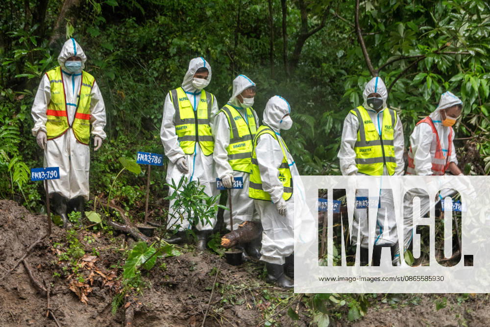 Rescue workers and officials manage a mass burial trench for unidentified remains recovered after severe flash floods in Gokarna, Kathmandu. Kathmandu Nepal - ZUMAs197 20260901_aaa_s197_225