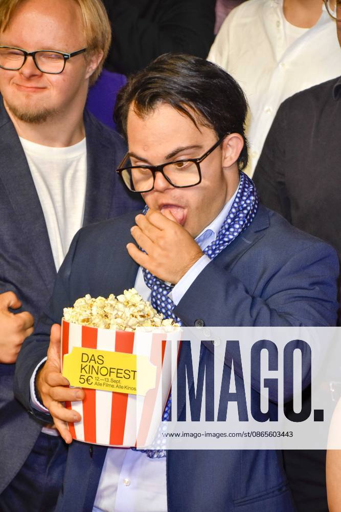 ABB GEWISSEETWAS Frangiskos Kakoulakis Eating Popcorn as a Guest on the Red Carpet at the NRW Kino Film Premiere of *Das gewisse Etwas* at the Cinedom Movie Theater on September 1, 2026, in Cologne, NRW, Germany
