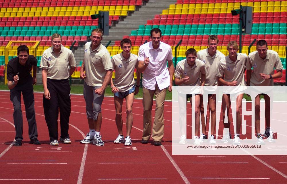 Meeting-Direktor Florian Schwarthoff (li.) und Ingo Schultz (Mitte) mit Mitgliedern des ISTAF-Athletenteams Leichtathletik Herren Vorschau ISTAF 2003, Vorstellung, Präsentation, Pressetermin, Vdig Gruppe Berlin