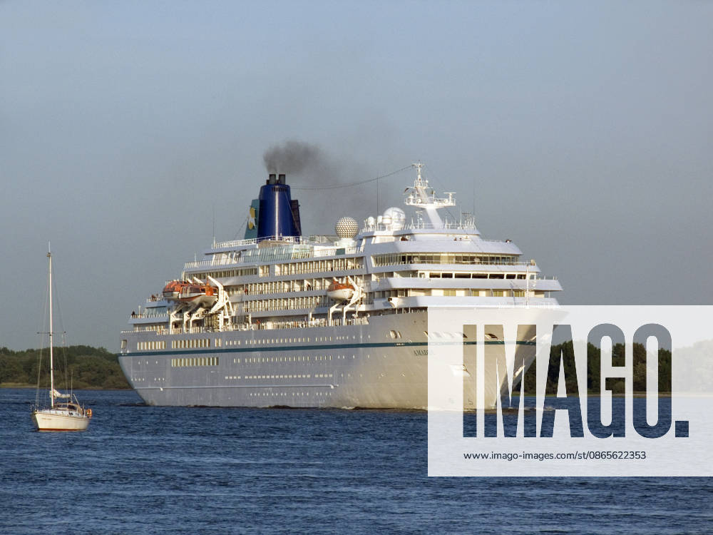 MS Amadea Das 1991 gebaute Kreuzfahrtschiff Amadea auf der Elbe bei Wedel (License=RM)